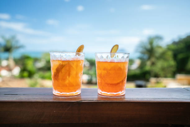 aperol cocktail drink - aperitivo foto e immagini stock