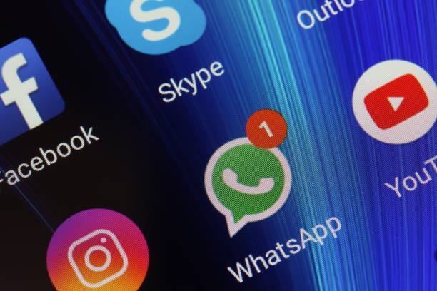 app simgeleri whatsapp, youtube, instagram, facebook ve skype üstünde belgili tanımlık perde smartphone xiaomi - whatsapp stok fotoğraflar ve resimler