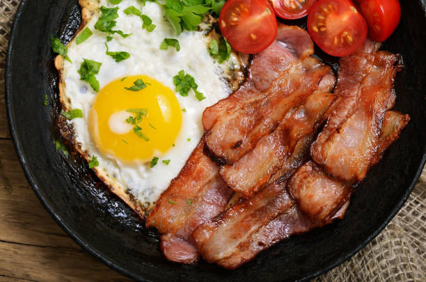 appetizer fried egg with bacon - bacon imagens e fotografias de stock