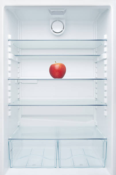 空の冷蔵庫の中のリンゴ - 冷蔵庫　中 ストックフォトと画像