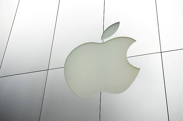 apple inc logo in gebürstetem metall store fassade - apple computer stock-fotos und bilder