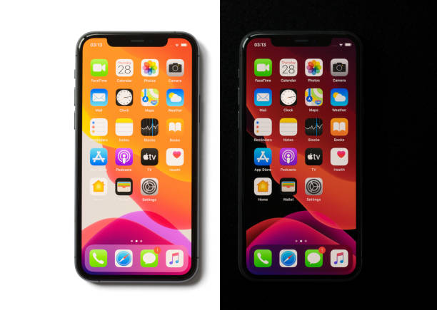 teléfonos apple iphone 11 pro con modos de pantalla light y dark - iphone mockup fotografías e imágenes de stock