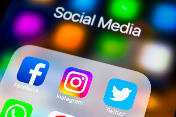 apple の iphone x ソーシャル メディア facebook instagram、twitter、snapchat アプリケーションの画面上のアイコンでオフィスの机の上。社会的なネットワーク。ソーシャル メディア アプリを起動します。 - sns ストックフォトと画像