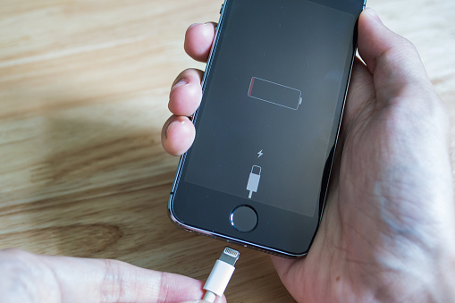 Apple iPhone5s cannot turn on because the battery is running out.
