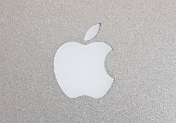 apple macintosh-logo auf der macbook air - apple computer stock-fotos und bilder