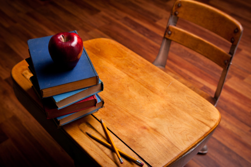 Apple Stifte Alte Bucher Auf Schule Schreibtisch Und Holzboden