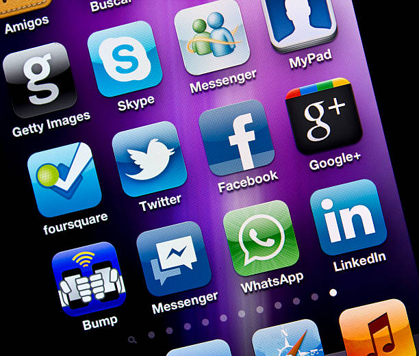 aplicaciones de medios de comunicación social en el iphone 4s - getty images fotografías e imágenes de stock
