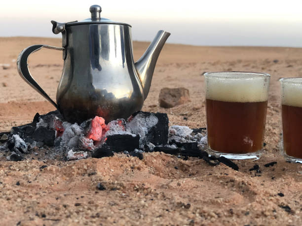 arabic  green tea - marrakech desert imagens e fotografias de stock
