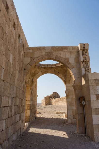 arch of a desert castle Qasr al Hallabat desert castle ruins mafraq stock pictures, royalty-free photos & images