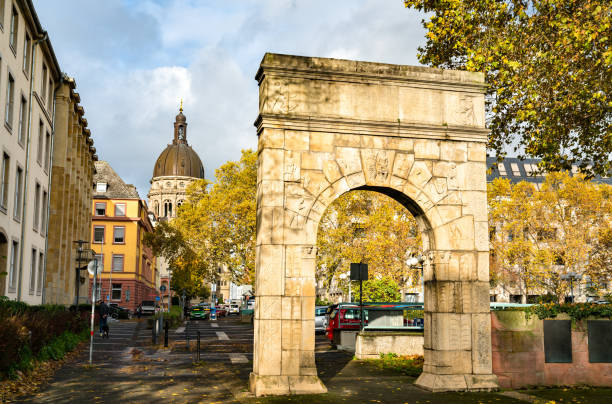 арка дативия виктора в майнце, германия - sainz стоковые фото и изображения