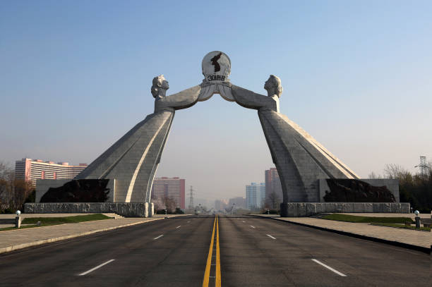 арка воссоединения, северная корея - north korea стоковые фото и изображения