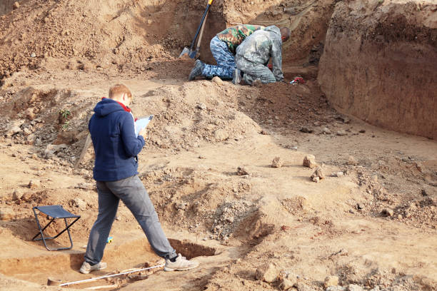 考古学的発掘。考古学者は、掘削プロセスで、人間の骨で墓を研究し、人間の遺体を描きます。 - 発掘 ストックフォトと画像