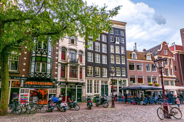 architecture of amsterdam near old church (oudekerk), netherlands - amsterdam street imagens e fotografias de stock