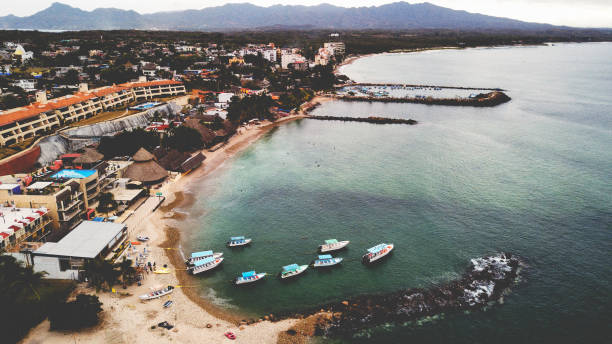 vista areale di un porto turistico a punta de mita, nayarit, messico - de mita foto e immagini stock