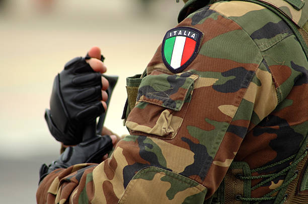 militärische soldat-detail 2 - italienisches militär stock-fotos und bilder