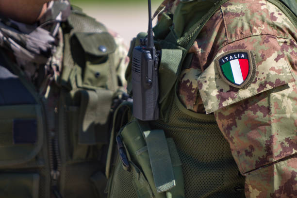bewaffneter soldat - italienisches militär stock-fotos und bilder