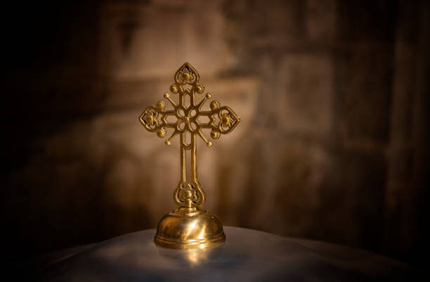 armenië: metalen kruisbeeld als symbool voor armeense orthodoxe kerk - armenia stockfoto's en -beelden