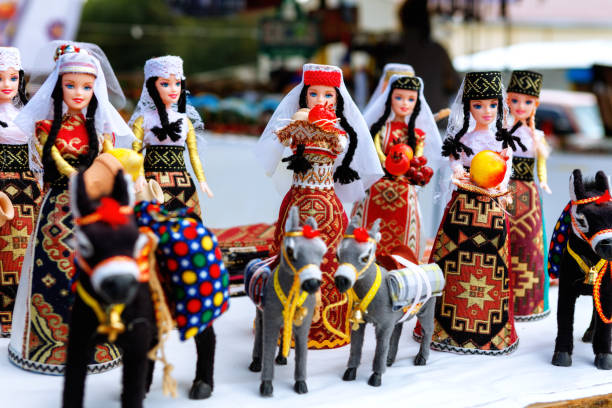 armeense oude pop souvenir gemaakt van doek stof in klederdracht verkocht in de markt - barbie stockfoto's en -beelden