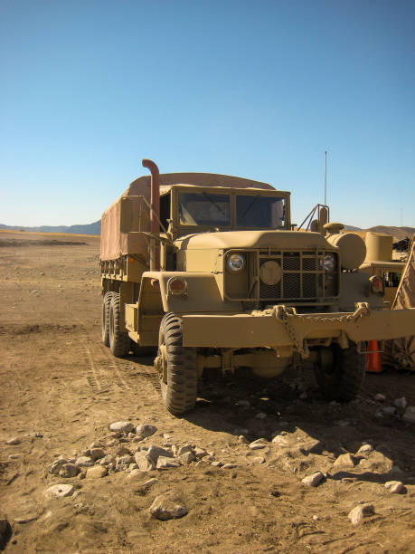 沙漠中的軍車和帳篷。 - 防地雷反伏擊車 個照片及圖片檔