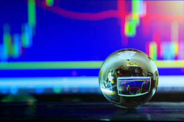 コンピュータ画面の背景にチャートストックデータ上のオフィステーブルで世界のグローブクリスタルガラスの配置。財務概念に関するグローバルビジネス世界的な技術。 - 水晶 ストックフォトと画像