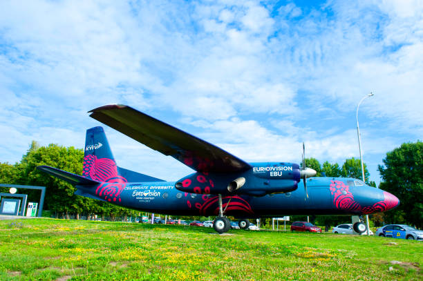 sanat nesnesi uçak kiev zhulyany havaalanında - ukraine eurovision stok fotoğraflar ve resimler