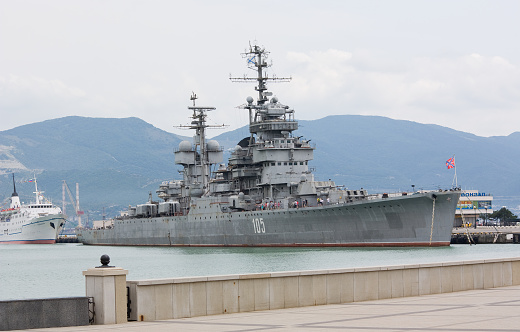 火砲巡洋艦ノヴォロシースク、ロシアの港で「ミハイル ・ クトゥーゾフ」 - ストックフォト・写真素材...