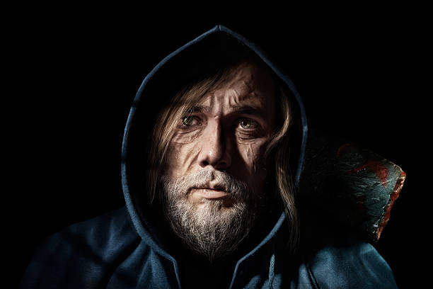 artistico ritratto di uomo anziano, misterioso wanderer in il cofano - nani foto e immagini stock