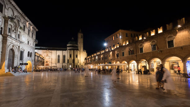 ascoli piceno (marche, italia), piazza del popolo di notte - piazza del popolo foto e immagini stock