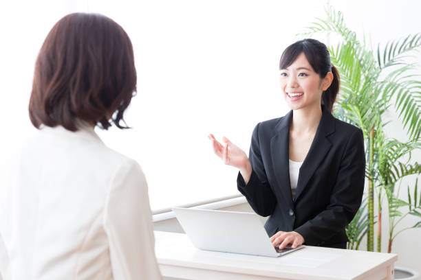 オフィスで働くアジアのビジネスウーマン - インタビュー　日本人 ストックフォトと画像