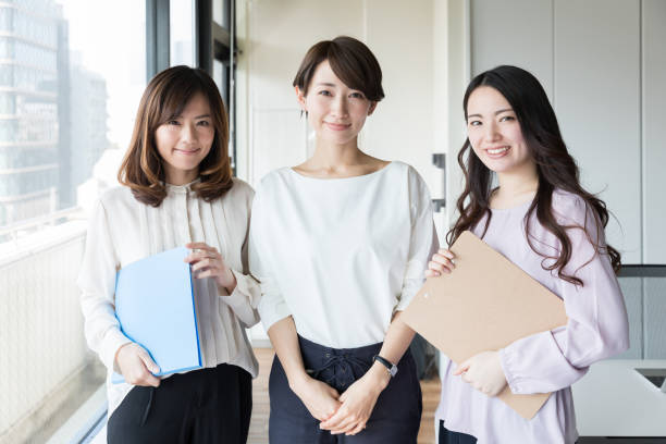 aziatische vrouwelijke ondernemers werkzaam in kantoor - alleen japans stockfoto's en -beelden