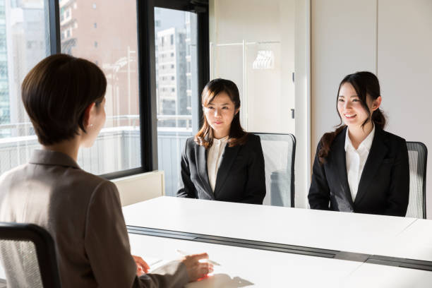 オフィスで働くアジアのビジネスウーマン - インタビュー　日本人 ストックフォトと画像