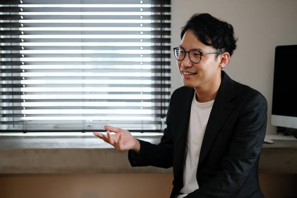 アジアのクリエイティブなビジネスマンがインタビューを受け - インタビュー　日本人 ストックフォトと画像