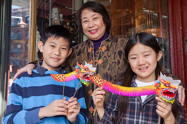 azjatyckie rodziny z przodu sklepu - happy new year zdjęcia i obrazy z banku zdjęć