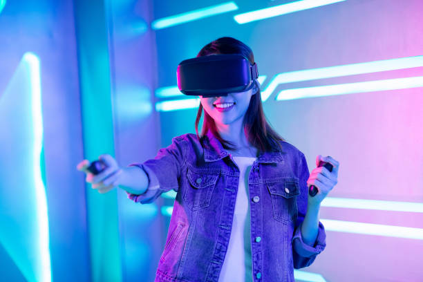 aziatisch meisje draagt vr-bril - virtual reality stockfoto's en -beelden