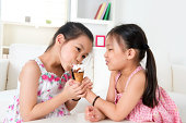 アイスクリームを食べアジアの女の子