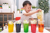 レインボーキャベツ実験、自宅のコンセプトで子供に優しい簡単な科学実験を楽しんでいるアジアの幼稚園の男の子