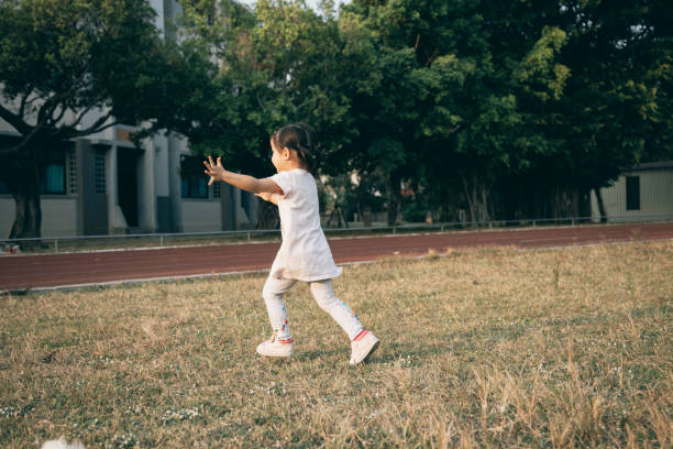 在公園裡奔跑的亞洲小女孩圖像檔