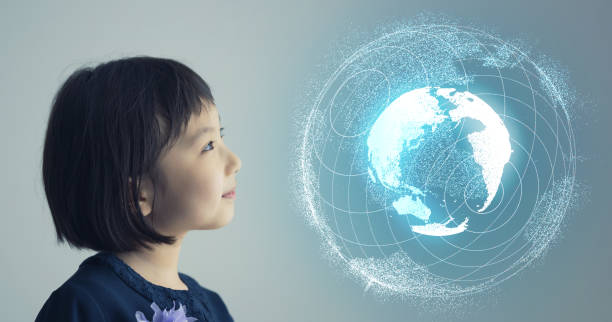 ホログラフィック惑星地球を見ているアジアの小さな女の子。科学の概念。 - 子供　笑顔 ストックフォトと画像