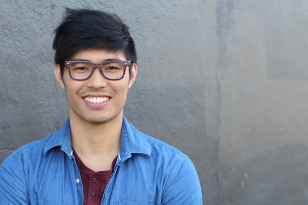 asiatischen mann portrait lächelnd mit isoliert exemplar - lernen fotos stock-fotos und bilder