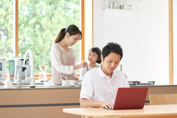aziatische mens die laptop thuis gebruikt - alleen japans stockfoto's en -beelden