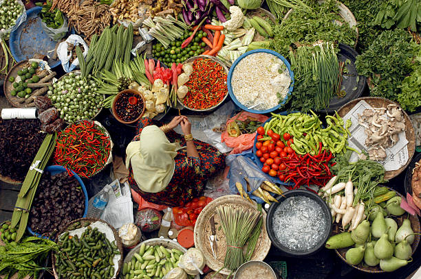 Asian Market "A market stall in Kota Bharu, Malaysia showing a selection of fresh vegetables" okra plants pics stock pictures, royalty-free photos & images