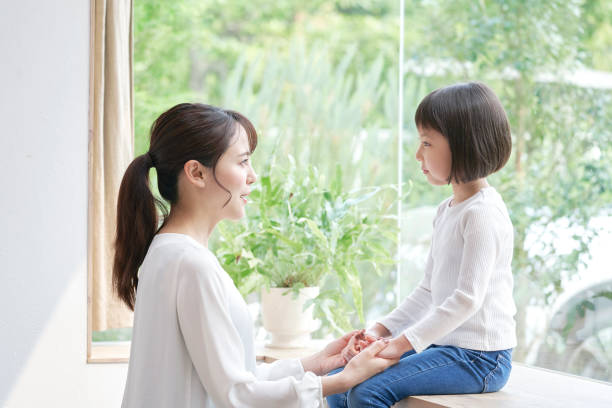 aziatische moeder die met de dochter spreekt - alleen japans stockfoto's en -beelden