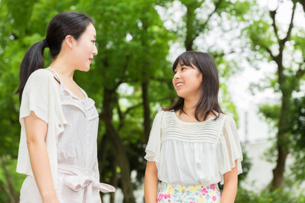 asian parent and daughter asian parent and daughter who is relaxed asian mother talking with daughter stock pictures, royalty-free photos & images