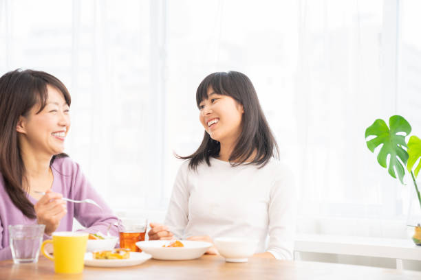 asian parent and daughter asian parent and daughter who eats asian mother talking with daughter stock pictures, royalty-free photos & images