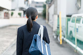 通りを歩くアジアの女子高生。