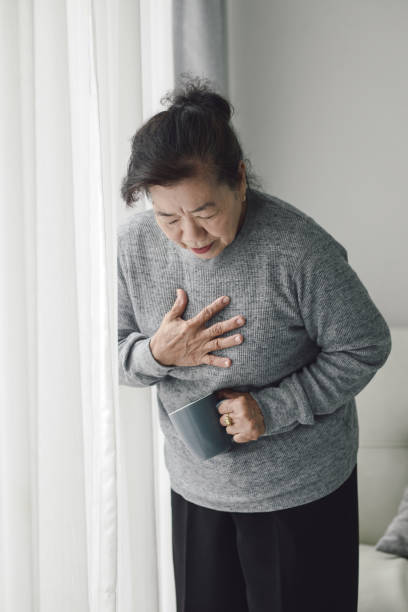 wanita senior asia mengalami serangan jantung di rumah, konsep gaya hidup. - fotografi citra potret stok, foto, & gambar bebas royalti
