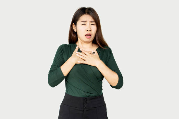 asiatisk kvinna med panikattack orsaka andfåddhet, kan användas för hjärtinfarkt, astma och halsbränna koncept - medelålders kvinna bröstsmärtor bildbanksfoton och bilder
