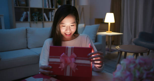 asian woman open present box - christmas magic imagens e fotografias de stock