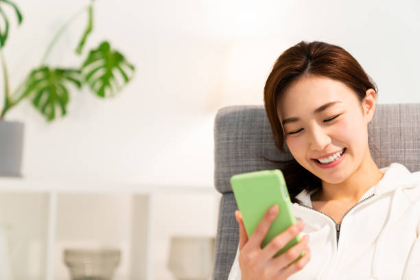asian woman to see a smart phone young attractive asian woman to see a smart phone japanese culture photos stock pictures, royalty-free photos & images