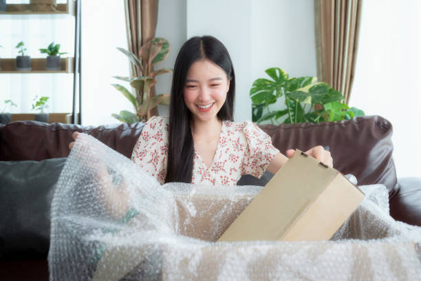 aziatische vrouw pak verpakking na online het winkelen van kortingsopslag uit - unbox stockfoto's en -beelden